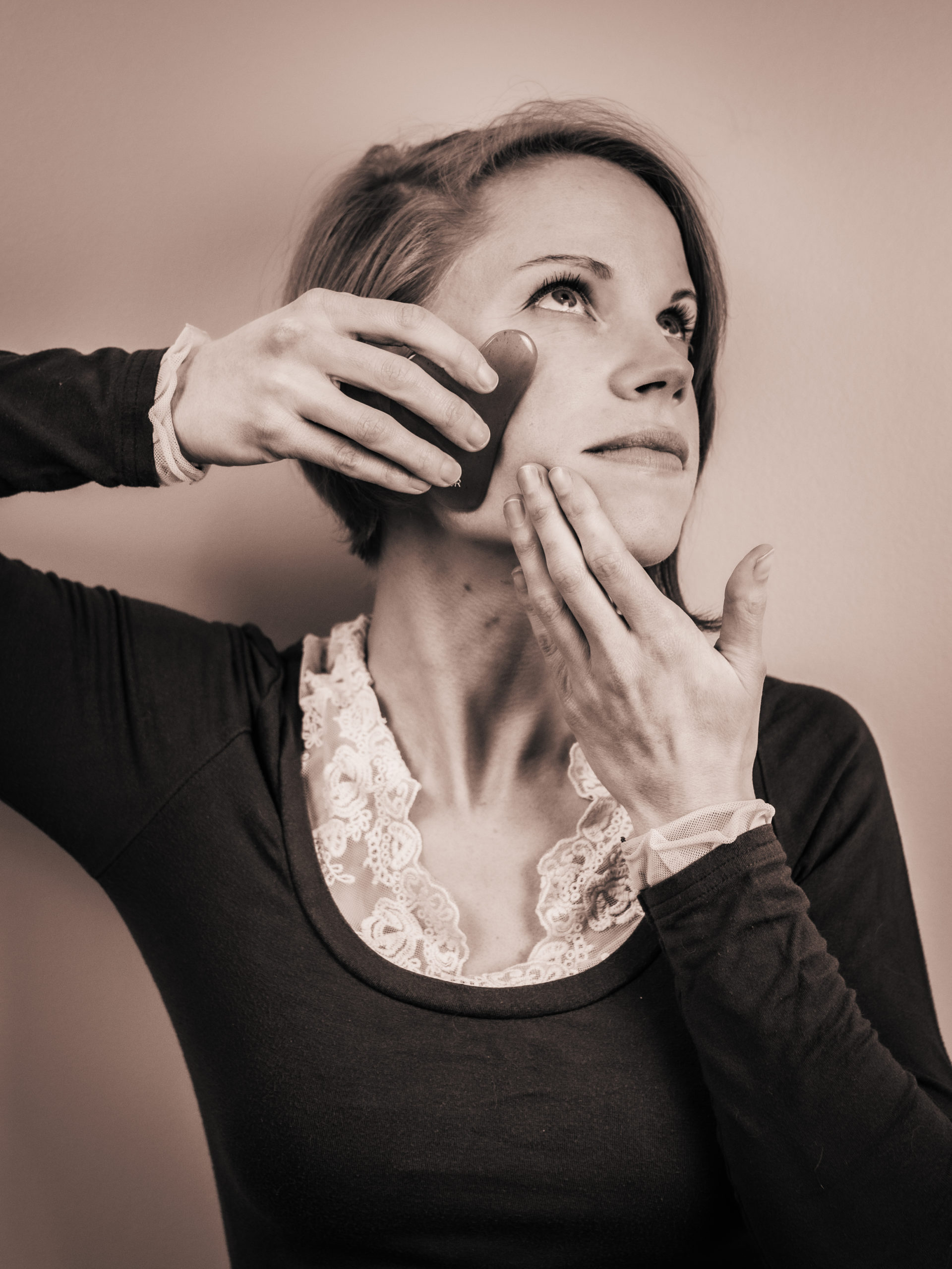 Yoga du visage - gua sha - Nolwenn Leclesve Facialiste Yoga du visage - Nolwenn Leclesve Facialiste / Crédit photo : Romain Leclesve